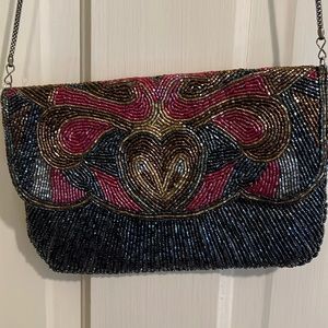 Sparkling evening clutch.